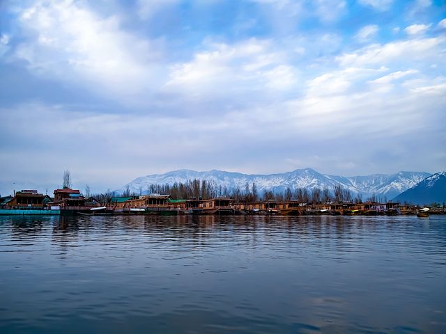 Srinagar 4 Nights 5 days starting from 30,000/- Per Persons